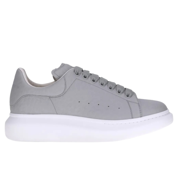 Diseño sin título - 2026-01-09T140238.913 Alexander McQueen Oversized Blancas con Ribete Gris y Cordones Grises